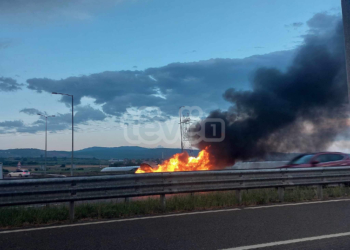 Digjet një veturë në autostradën Prishtinë-Ferizaj
