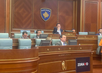 Deliu-Kodra vendos pankartë në foltoren e Kuvendit me mbishkrim “Zdravo”