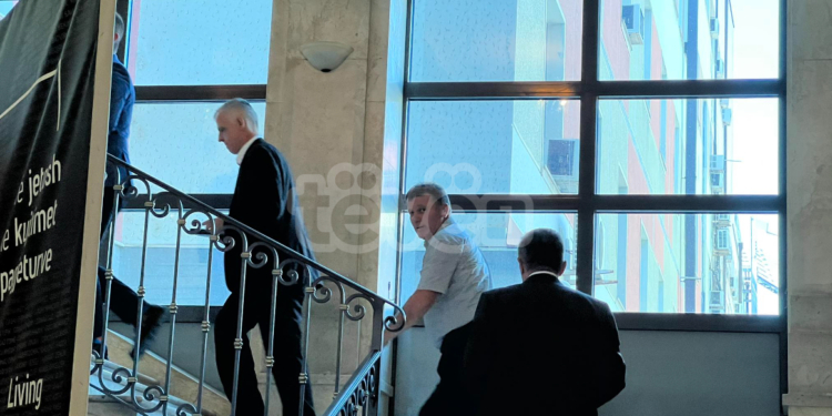 Përfaqësuesit e OVL-UÇK-së arrijnë në objektin e Presidencës