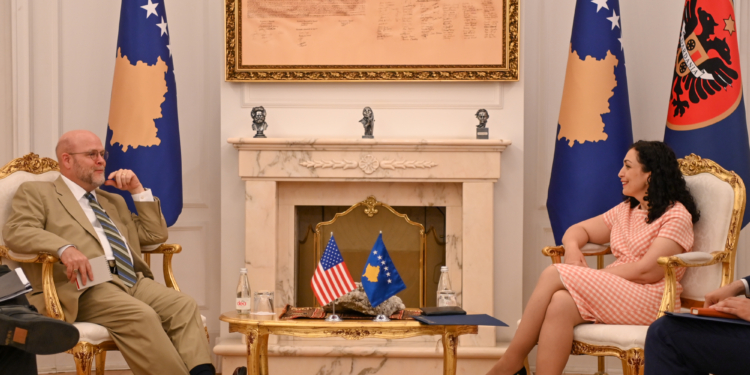 Osmani takohet me Hovenier, diskutojnë për zhvillimet e fundit dhe për dialogun Kosovë – Serbi