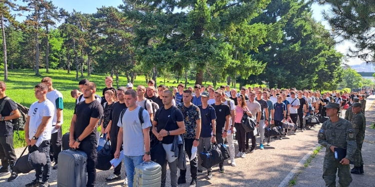 Fillon stërvitja ushtarake bazë për 316 rekrutë të rinj