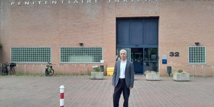 Klinaku viziton krerët e UÇK-së në Hagë: Prapa këtyre dyerve, do të duhej që ta kenë vendin pjesëtarët e pushtuesit serbë