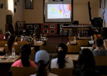 Fëmijët e komuniteteve pjesë të punëtorisë “Rock and Books”
