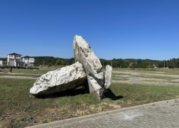 ​Guri përkujtimor i Nanë Pashkes do të qëndrojë përkohësisht afër Kompleksit Memorial në Mejë