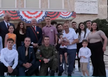 Emocionet e takimit të Klintonit me Clinton