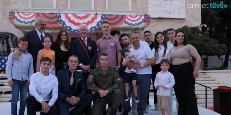 Emocionet e takimit të Klintonit me Clinton