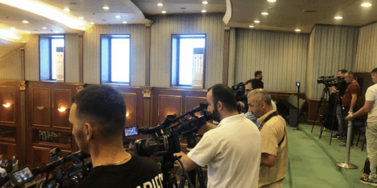 Hiqet shiriti, medieve u mundësohet qasja në seancën e Kuvendit