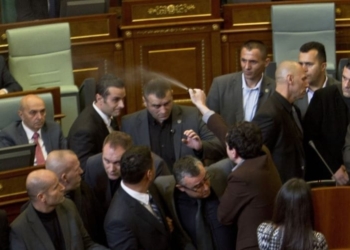 Kurti përjetoi sulm në Kuvend si kryeministër, si opozitar kishte sulmuar kryeministrin Mustafa