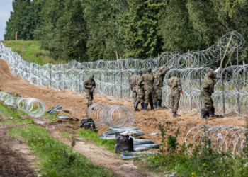 Polonia thotë se po monitoron situatën në kufirin me Bjellorusinë