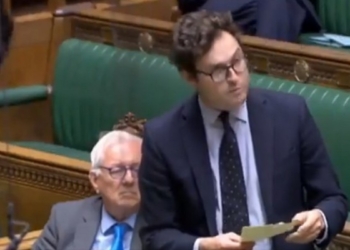 Deputeti britanik: Vuçiq na kërcënoi, ta thërrasim ambasadorin serb për të shpjeguar