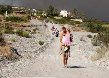 Greqia vazhdon luftën kundër zjarreve në ishujt Rodos dhe Korfuz