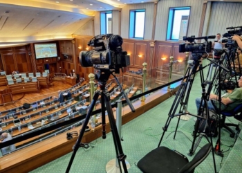 Mediat bojkotojnë seancën e Kuvendit, pasi iu kufizua hapësira