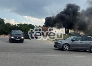 Digjet në tërësi autobusi i përfshirë nga zjarri në magjistralen Prishtinë-Podujevë