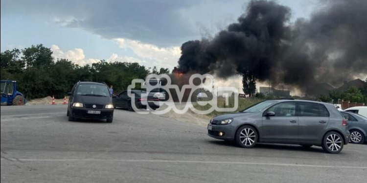 Digjet në tërësi autobusi i përfshirë nga zjarri në magjistralen Prishtinë-Podujevë