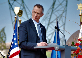 Zyrtari i lartë i NATO-s vjen në Kosovë, takohet me presidenten Osmani