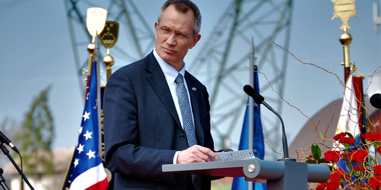 Zyrtari i lartë i NATO-s vjen në Kosovë, takohet me presidenten Osmani