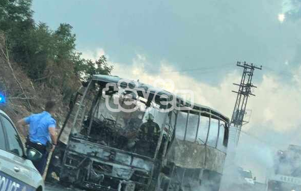 Digjet në tërësi autobusi i përfshirë nga zjarri në magjistralen Prishtinë-Podujevë