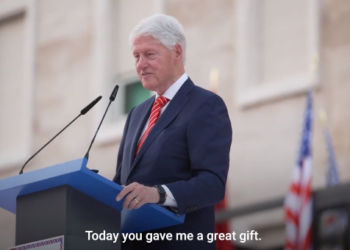Clinton shkruan për vizitën në Shqipëri, përmend edhe Kosovën