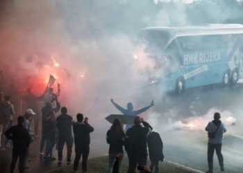 Tifozët e Rijekës sulmohen në Serbi, lëndohet shoferi