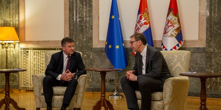 Lajçak flet me Vuçiqin për nevojën e zgjedhjeve të reja në veri dhe pjesëmarrjen e serbëve në to