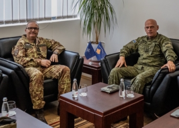 Komandanti i KFOR-it takohet me homologun nga FSK, flasin për bashkëpunimin mes tyre