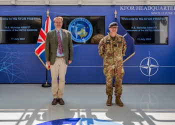 Abbott me komandantin e KFOR-it flasin për sigurinë në vend
