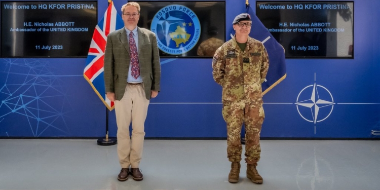 Abbott me komandantin e KFOR-it flasin për sigurinë në vend