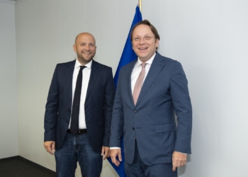 Varhelyi takohet me Sarrazinin, diskutojnë “si ta sjellin rajonin më shpejt në BE”