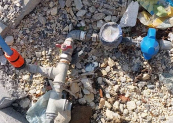 Ujiste trotuarin me ujë të pijshëm, gjobitet qytetari