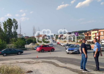 Kolona të gjata në vendin ku u aksidentua autobusi në fshatin Besi