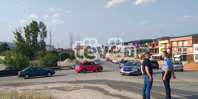 Kolona të gjata në vendin ku u aksidentua autobusi në fshatin Besi