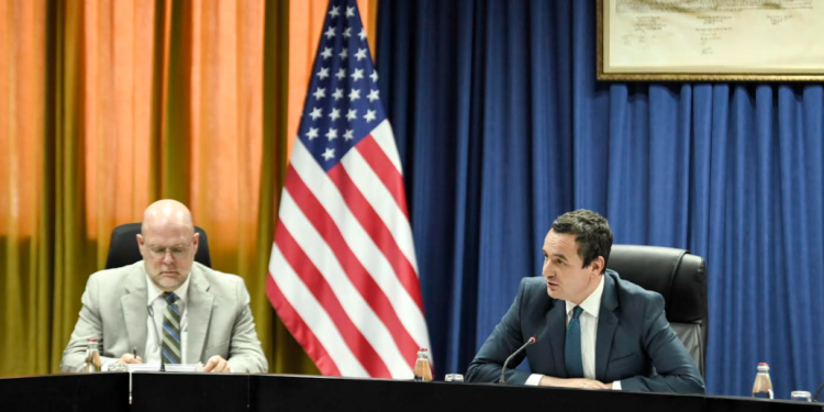 Kurti dhe Hovenier takuan përfaqësues të bizneseve në Kosovë