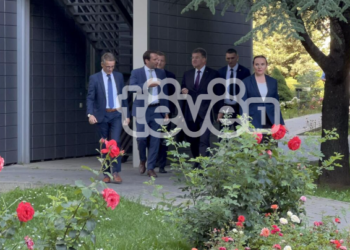 Lajçak përfundon takimin me Osmanin, e nis atë me Kurtin