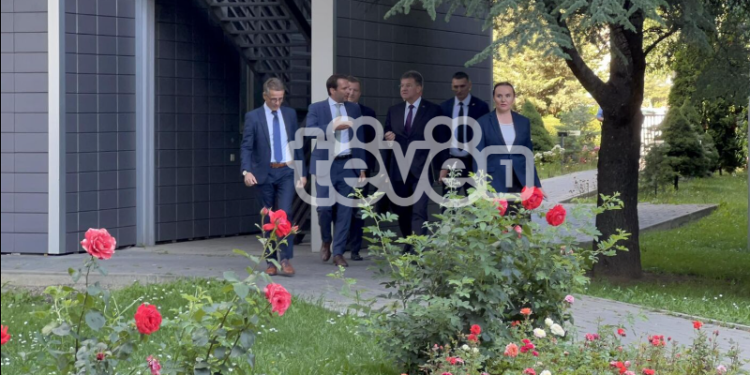 Lajçak përfundon takimin me Osmanin, e nis atë me Kurtin