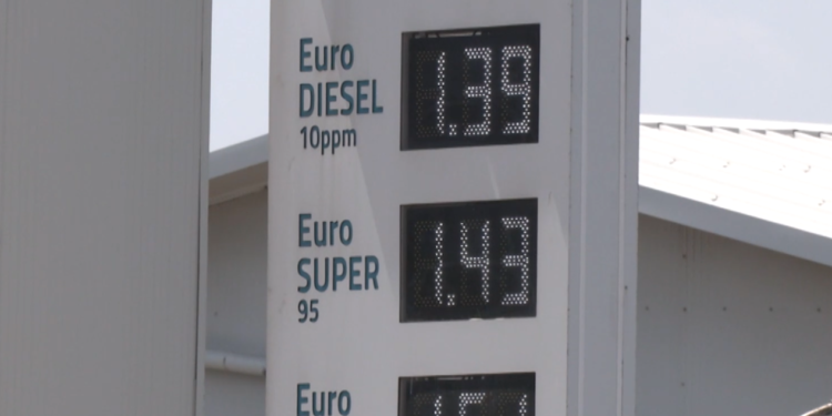 Qytetarët kundërshtojnë rritjen e sërishme të çmimit të naftës