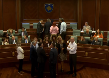 Opozita bllokon foltoren e Kuvendit, kërkon të mos mbahet seanca