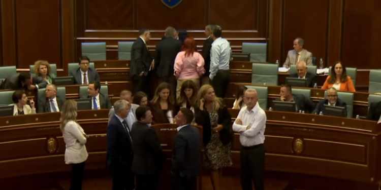 Opozita bllokon foltoren e Kuvendit, kërkon të mos mbahet seanca