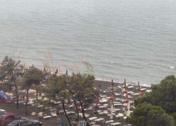 Stuhi dhe reshje të dendura shiu, turistët braktisin plazhin në Shëngjin