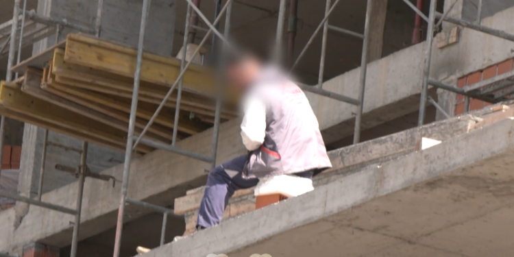 Punëtorët e sektorit të ndërtimtarisë të ekspozuar në temperatura të larta e pa masa mbrojtëse