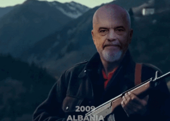 Samiti i NATO-s, Rama poston videon me liderët botërorë, shfaqet me automatik në duar