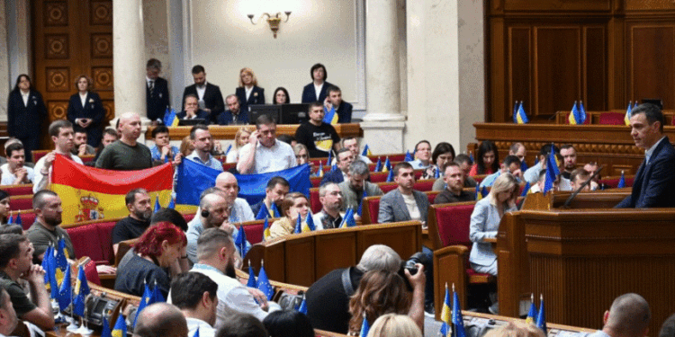 Zelensky e cilëson “jashtëzakonisht simbolike” vizitën e kryeministrit spanjoll