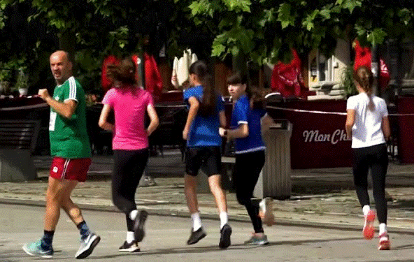 Mbahet mini-maratona “Vrapo për Autizëm”, vlerësohet se ndihmon në ndërgjegjësimin e shoqërisë