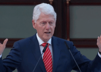 Clinton për situatën në veri: Të ndalet kjo marrëzi, kjo s’duhej të ndodhte