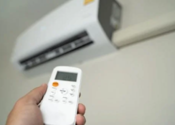 Temperaturat e larta, a duhet të rrijë ndezur kondicioneri gjatë gjithë natës?