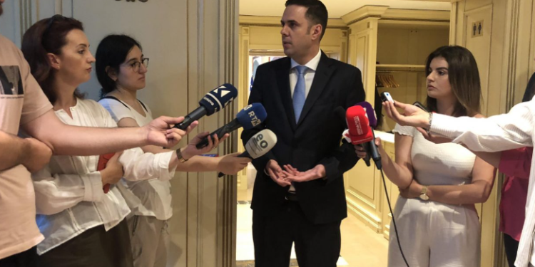 Abdixhiku paralajmëron takim me Osmanin: Vendi ka njerëz që i dalin zot, s’rrimë duar kryq