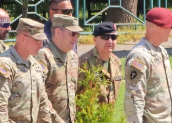 Komandanti i KFOR-it viziton Leposaviqin