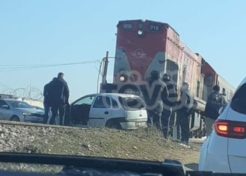 Vdes shoferi i veturës pasi u godit nga treni