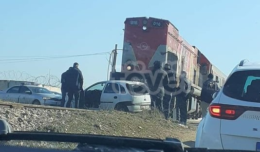 Vdes shoferi i veturës pasi u godit nga treni