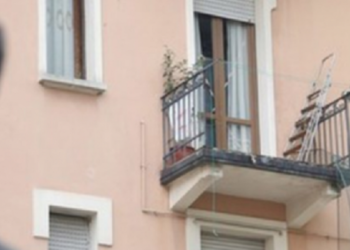 Dyshohet se u hodh nga ballkoni pasi vuante nga depresioni, policia po e heton vdekjen