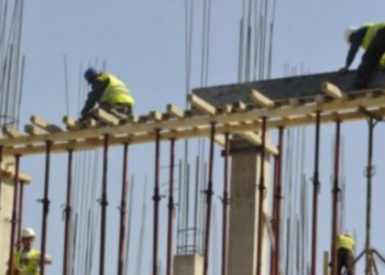 Vdes një punëtor pasi bie nga lartësia